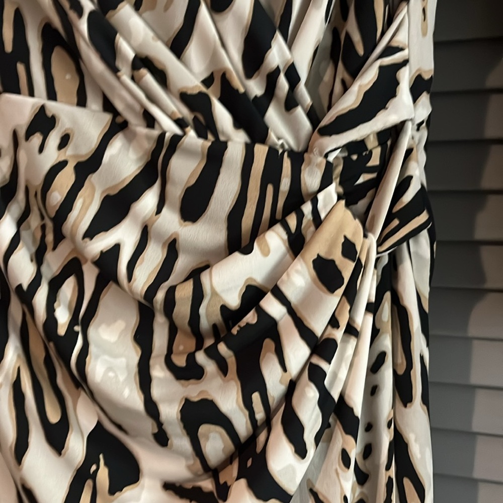 Patterned V Neck Pencil Dress - Picture 4 of 7